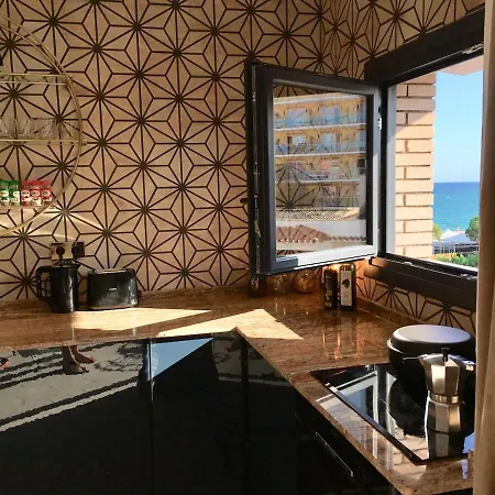Seaview Palace Apartment *
