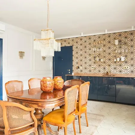 Seaview Palace Apartment *